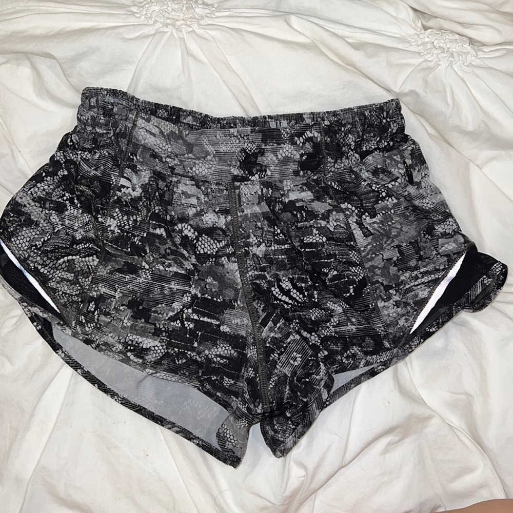 Lululemon Hotty Hot Shorts 2.5”